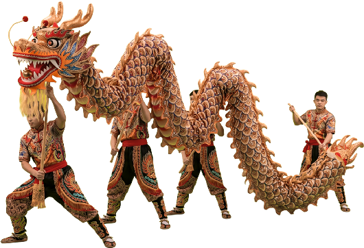 Un grupo de personas realizando una vibrante danza tradicional del dragón chino sobre un fondo negro; el dragón dorado y detallado es sostenido en postes. Un espectáculo cultural incluido en nuestras experiencias personalizadas a China.