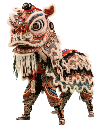 Un traje ceremonial de la danza del león chino, finamente decorado con pelaje blanco, lentejuelas brillantes y patrones tradicionales, sostenido por dos bailarines visibles desde las piernas sobre un fondo completamente negro.